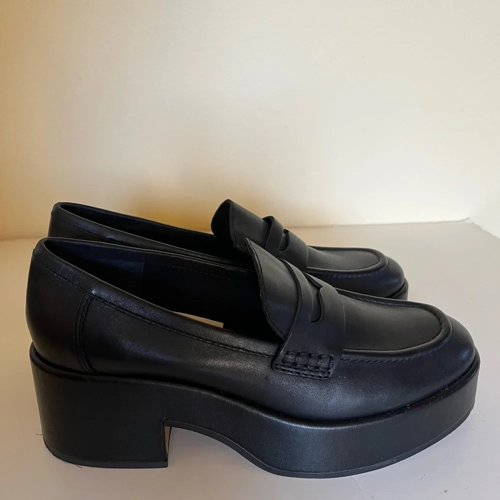 Dolce Vita Classic Leather Pumps with Wedge Heel - Black - size 6.5 -Almost New